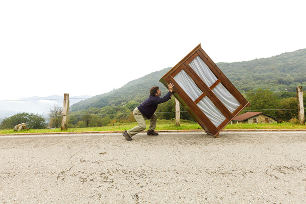 homem move armários, está fazendo um movimento
 - Foto, Imagem