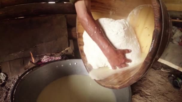 velký kus sýru feta v dřevěné vaně slije od zbytkové tekutiny na pozadí kasáren pastýři - Záběry, video