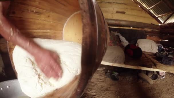 grande pedaço de queijo feta em uma banheira de madeira decantada a partir de líquido residual no fundo do quartel dos pastores
 - Filmagem, Vídeo