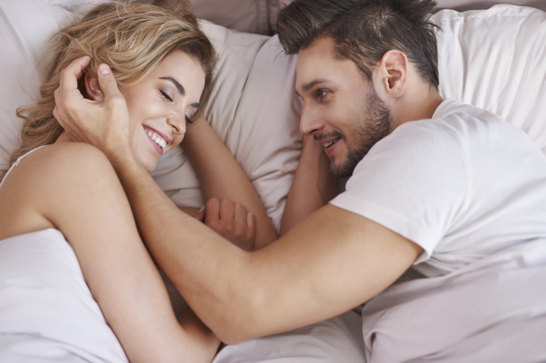 lyckliga paret i sängenευτυχισμένο ζευγάρι στο κρεβάτι. - Φωτογραφία, εικόνα