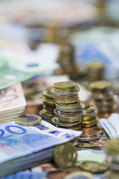 Monedas y billetes en euros
 - Foto, imagen