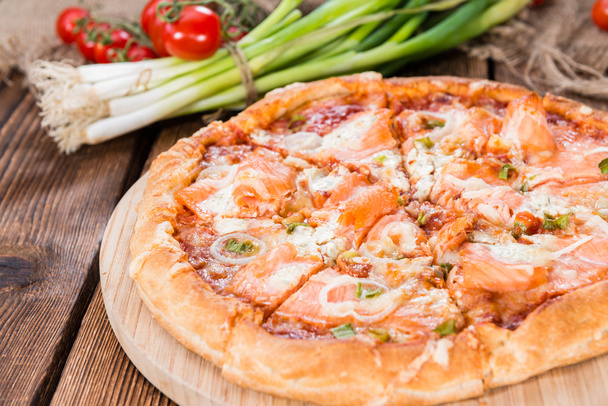 Pizza au saumon sur fond de bois rustique
 - Photo, image