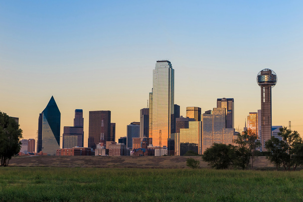 Alacakaranlıkta Dallas şehir manzarası - Fotoğraf, Görsel