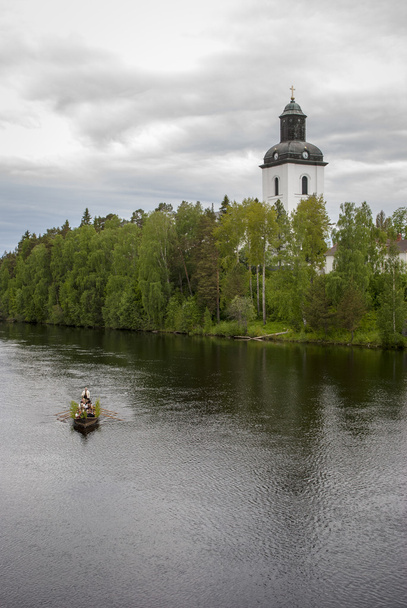Eglise Jarvso en Suède pendant une journée nuageuse
 - Photo, image