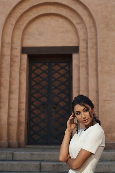 indian lady in white dress against ancient building with thoughtful look - Zdjęcie, obraz