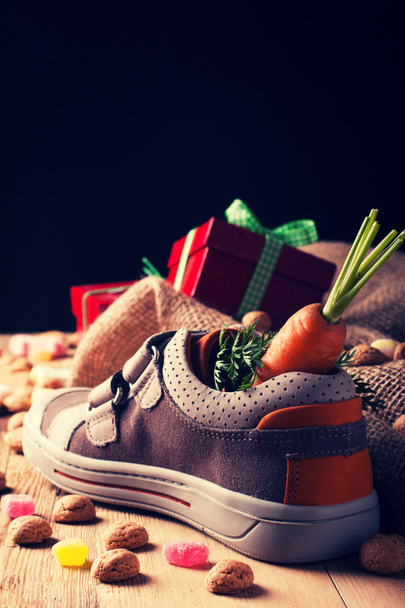 Chaussure pour enfants et pepernoten pour Sinterklaas
 - Photo, image