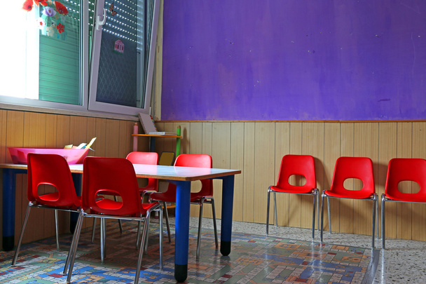 aula con escritorios y sillas rojas
 - Foto, Imagen