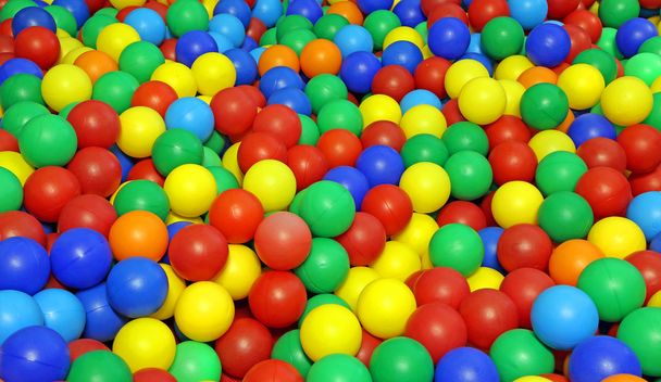 muchas bolas de plástico de colores en una piscina para niños
 - Foto, Imagen