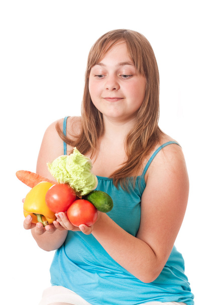 Chica sosteniendo verduras aisladas en blanco
 - Foto, imagen