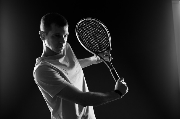 Tennisspieler auf schwarzem Hintergrund. Studioaufnahme - Foto, Bild