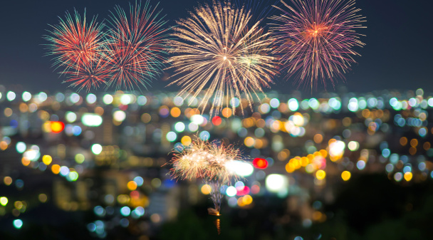 Fuochi d'artificio multicolore con paesaggio urbano bangLiguFoto offuscata bokeh
 - Foto, immagini