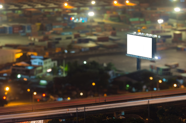 バンコクの街並みでぼやけている高架道路ボケ写真と大きな空看板 - 写真・画像
