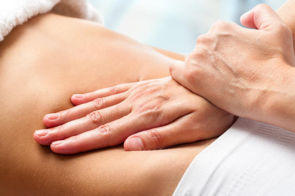 Osteopatische buik massage. - Foto, afbeelding