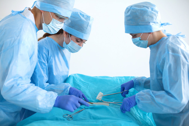 Chirurgenteam in Uniform operiert Patienten in Klinik für Herzchirurgie - Foto, Bild