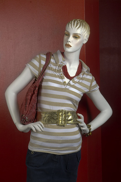 mannequin met kleren shirt en broek van jongeren - Foto, afbeelding