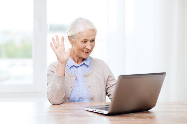 senior woman with laptop - Фото, зображення