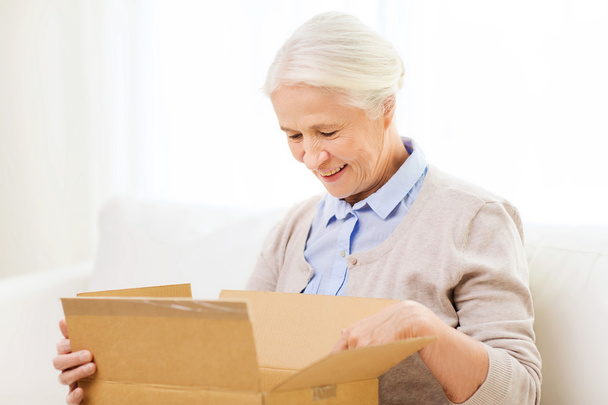 happy senior woman with parcel box - Фото, изображение