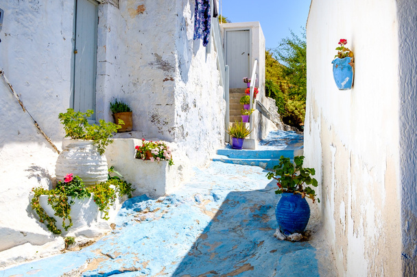 Bella strada nel vecchio villaggio cicladico tradizionale greco Plaka
 - Foto, immagini