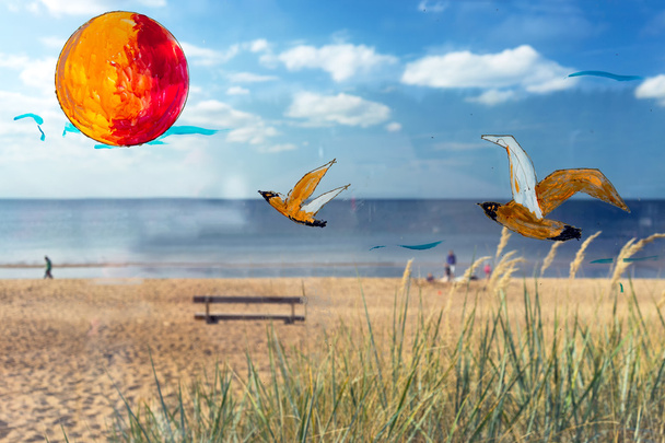 Peint sur le verre et le soleil étranges goélands sur la plage backgrou
 - Photo, image