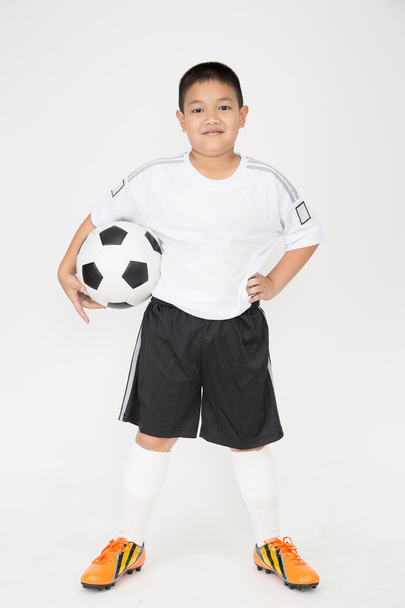 Портрет азіатських хлопчика з Кокер м'яч у Уніформа спортивна - Фото, зображення