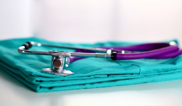 stetoskop, srdce a schránka na lékařské jednotné, záběr - Fotografie, Obrázek