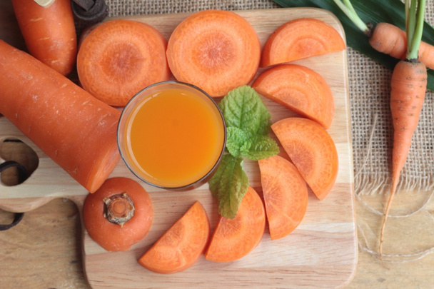 Fresh carrots and carrot juice are delicious. - Фото, изображение