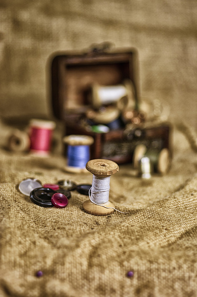 clavijas de botón de aguja de hilo de coser, imagen estilizada de un viejo tono
 - Foto, Imagen