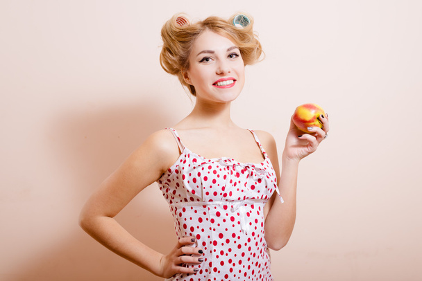 pinup lady holding apple - Fotografie, Obrázek