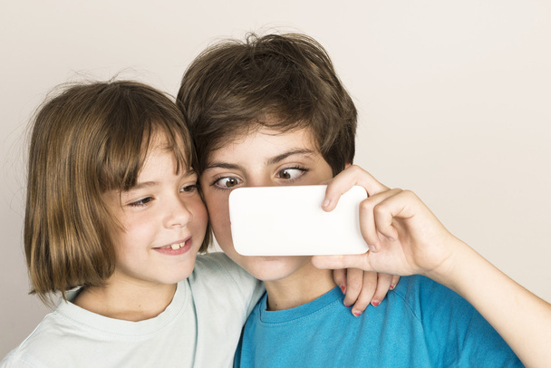 Gelukkig kind nemen een selfie - Foto, afbeelding