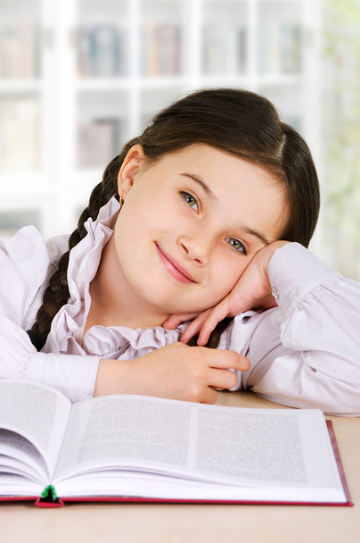 щаслива маленька дівчинка дитина з книгою в приміщенні
 - Фото, зображення