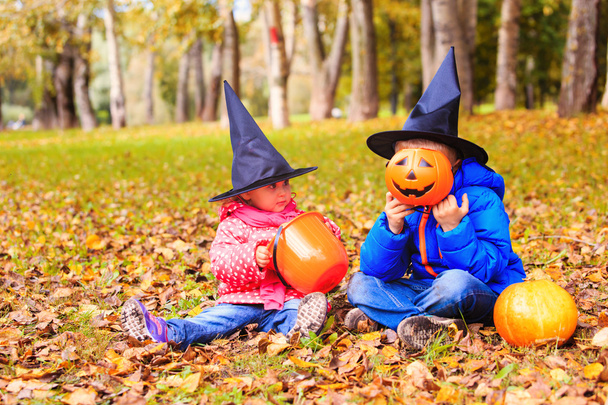 enfants en costume d'Halloween jouer au parc d'automne
 - Photo, image