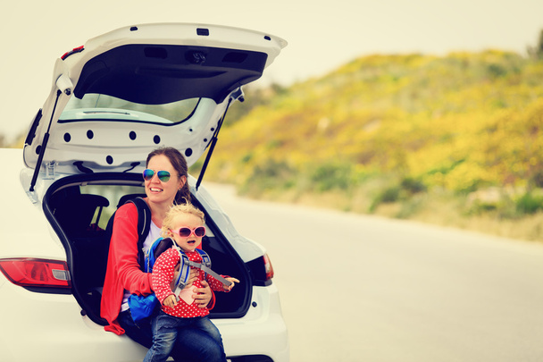madre e hija viajan en coche
 - Foto, Imagen