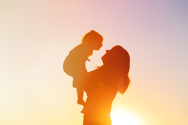 Madre e figlia giocano al tramonto
 - Foto, immagini