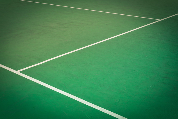 Superfície verde do campo de ténis
 - Foto, Imagem