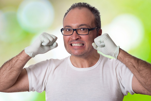 Mann ballt die Fäuste und knirscht mit den Zähnen - Foto, Bild