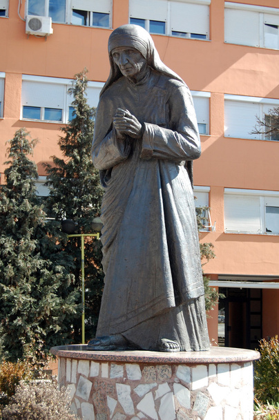 Obrero Humanitario Monumento y Premio Nobel Madre Teresa en Struga, Macedonia
. - Foto, imagen