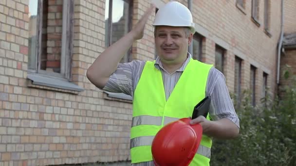 Χτίζοντας επιθεωρητής με κράνος για εργαζόμενο - Πλάνα, βίντεο