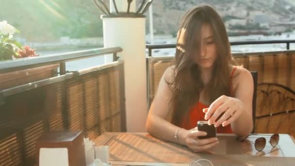 γυναίκα με smartphone λαμβάνοντας εικόνα κέικ στο καφέ - Πλάνα, βίντεο