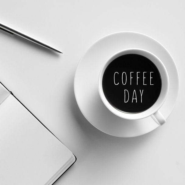 kopje koffie en de tekst koffie dag - Foto, afbeelding