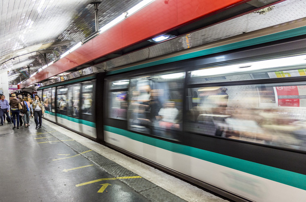 Matkustajat ja työmatkalaiset odottavat metroasemalla
 - Valokuva, kuva