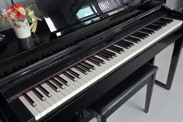 ein schwarzes elektronisches Klavier - Foto, Bild