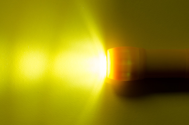 Lichtstrahl von Taschenlampe - Foto, Bild