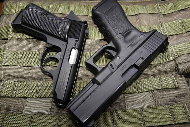 dos pistolas espalda verde
 - Foto, imagen
