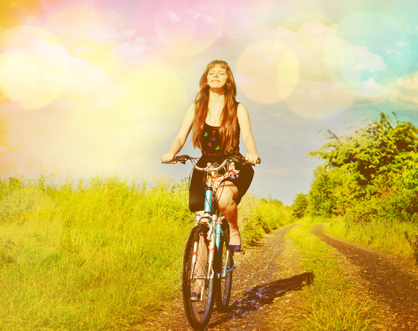 όμορφο κορίτσι σε ένα ποδήλατο - Φωτογραφία, εικόνα