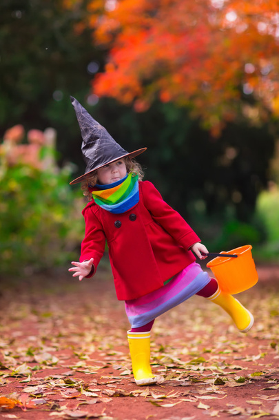 Petite fille en costume de sorcière à Halloween
 - Photo, image
