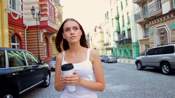 行くカップで街を歩く女の子 - 映像、動画