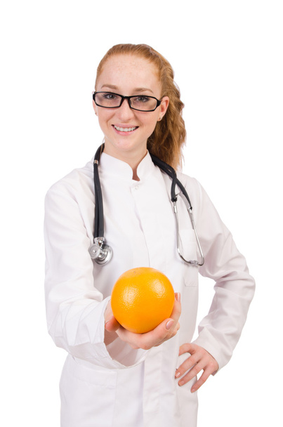 médico con estetoscopio y naranja
 - Foto, imagen