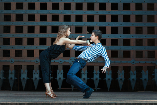 Молодая пара танцует танец
. - Фото, изображение