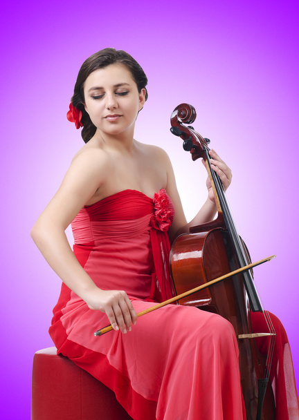 Молодая девушка со скрипкой на фиолетовом
 - Фото, изображение