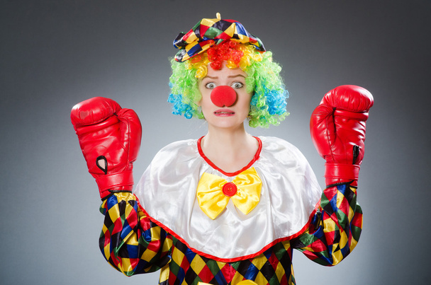 Śmieszny klaun w rękawiczkach bokserskich - Zdjęcie, obraz